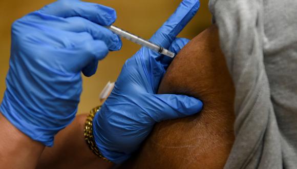 Imagen referencial, en la que se ve a una persona recibir una dosis de la vacuna contra el coronavirus. REUTERS
