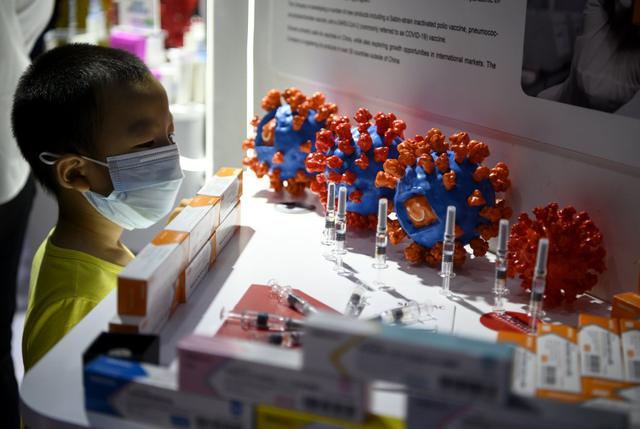 Dos compañías farmacéuticas chinas exhibieron por primera vez el lunes en una feria comercial sus potenciales vacunas contra el coronavirus. (Foto: NOEL CELIS / AFP)