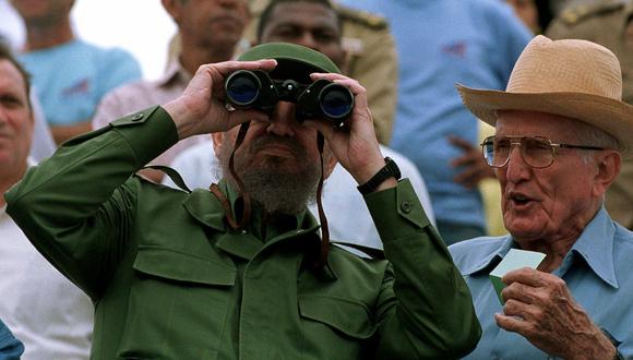 Cuba: Muere José Ramón Fernández, "El Gallego", mano derecha de los Castro. En la imagen, junto a Fidel Castro el 1 de mayo de 1999. (AP).