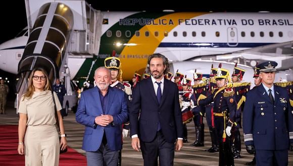 El presidente de Brasil, Luiz Inácio Lula da Silva; acompañado por su esposa, Rosângela da Silva, a su llegada a Argentina para participar en la cumbre de la Celac. (EFE).