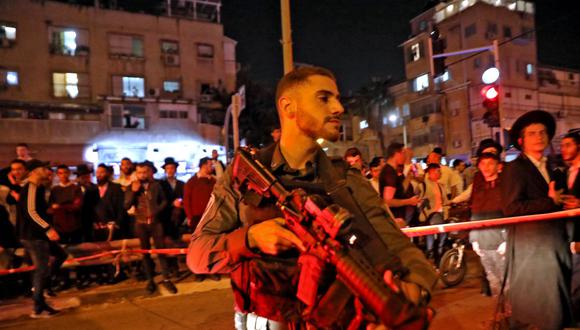 Las fuerzas de seguridad de Israel acordonan la escena de un tiroteo en Bnei Brak, cerca de Tel Aviv. (GIL COHEN-MAGEN / AFP).