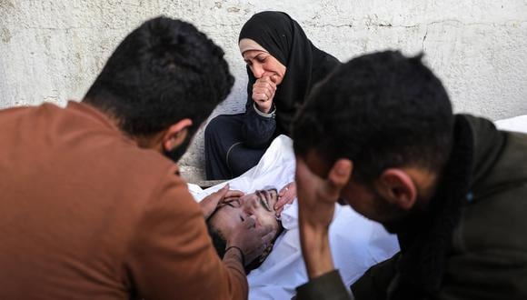 Palestinos lloran ante el cuerpo de un ser querido en el hospital Ahli Arabi, en la ciudad de Gaza, el 31 de enero de 2024, en medio del conflicto en curso entre Israel y Hamás. (Foto de AFP).