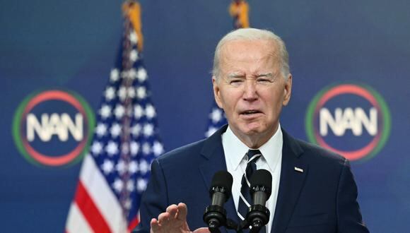 El presidente de los Estados Unidos, Joe Biden, pronuncia un discurso virtual, junto a la Casa Blanca en Washington, DC, el 12 de abril de 2024. (Foto de Mandel NGAN / AFP)