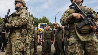 Zelensky visita la zona inundada por la destrucción de la represa Kajovka en Kherson