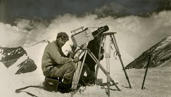 John Noel fue un fotógrafo y cineasta que acompañó a la expedición de 1922 de la Real Sociedad Geográfica británica al monte Everest —el primer intento documentado de alcanzar la cima más alta de la Tierra—. Mediante el uso de un teleobjetivo, captó el progreso de George Finch y John Geoffrey Bruce en un corto "Climbing Mount Everest", la primera película realizada a tal altura. (The New York Times).