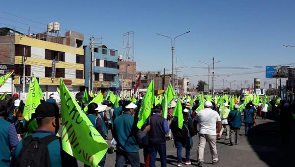 Durante el segundo día de paro regional, hubo bloqueos y enfrentamientos con la policía.  Manifestantes avanzaron por la Av. Andrés A. Cáceres y atemorizaron a transeúntes. (Foto: Zenaida Condori)