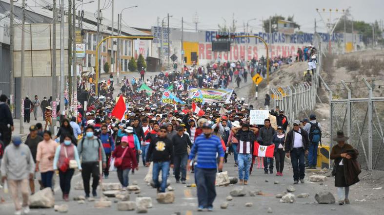 Protestas en Perú: carreteras bloqueadas, reporte de heridos y enfrentamientos
