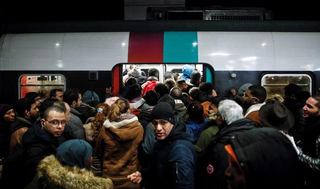 Enormes atascos y transporte público paralizado en quinto día de huelga en Francia. (EFE/EPA/YOAN VALAT).