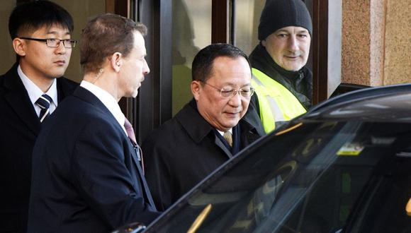 El ministro de Relaciones Exteriores de Corea del Norte, Ri Yong-ho, abandona la sede del Gobierno sueco en Estocolmo. (Foto: AP)