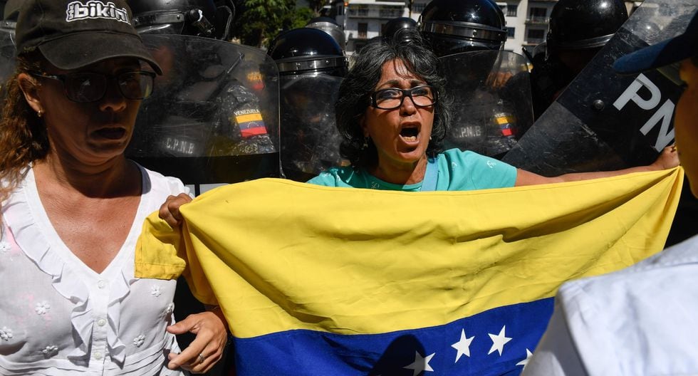 Guaidó llamó a sus seguidores a segur el ejemplo de Bolivia, donde el presidente Evo Morales terminó renunciando tras masivas protestas contra un supuesto fraude electoral. (AFP / Federico PARRA).