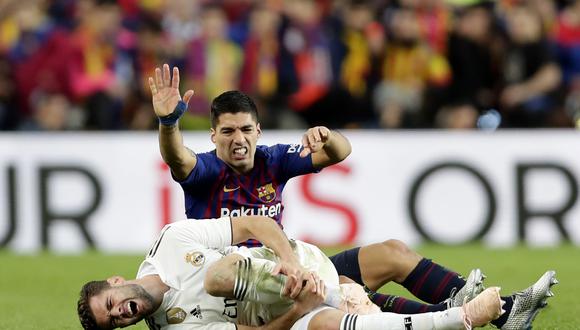 Luis Suárez fue la figura en el 5-1 del Barcelona sobre Real Madrid al marcar tres goles. Sin embargo, una durísima entrada del uruguayo contra Nacho pudo costarle la roja. (Foto: AP)