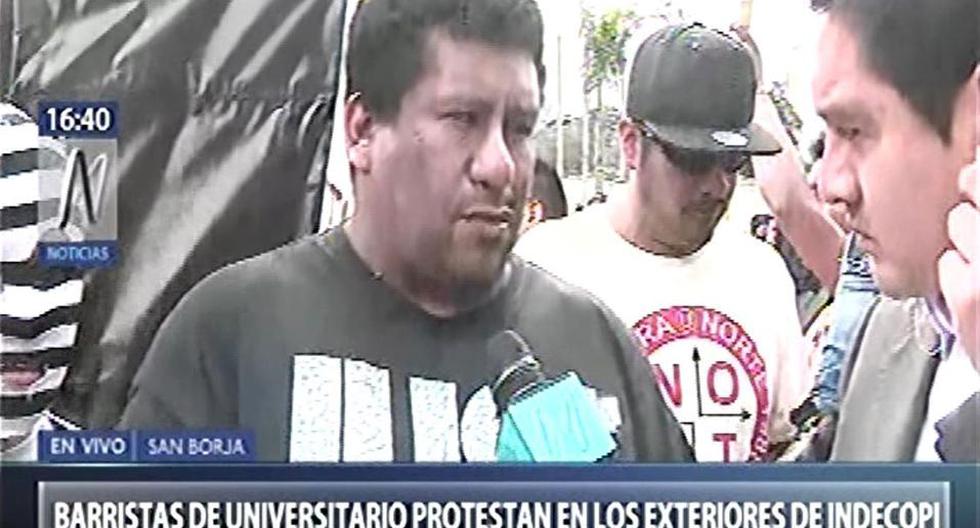 Barristas de Universitario llegaron a Indecopi para protestar por las deudas del club. (Video: Canal N)