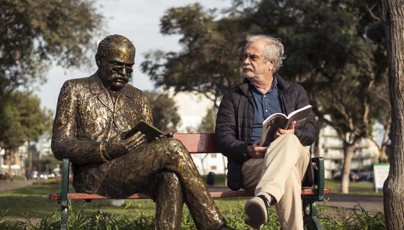 Además del evidente parecido físico, el escritor peruano Ricardo Palma, fallecido hace 100 años, y el director de cine Augusto Tamayo comparten la pasión por contar historias para intentar comprender, sin juzgar, las debilidades humanas.