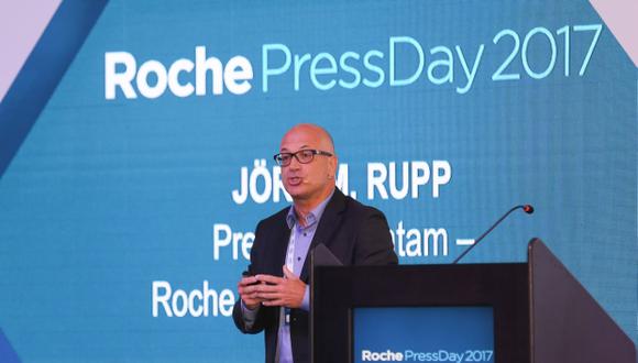 Jörg-Michael Rupp, presidente de Laboratorios Roche para Latinoamérica, brindó datos actualizados sobre el estado del cáncer en Latinoamérica, durante la inauguración del Roche Press Day 2017. (El Comercio)