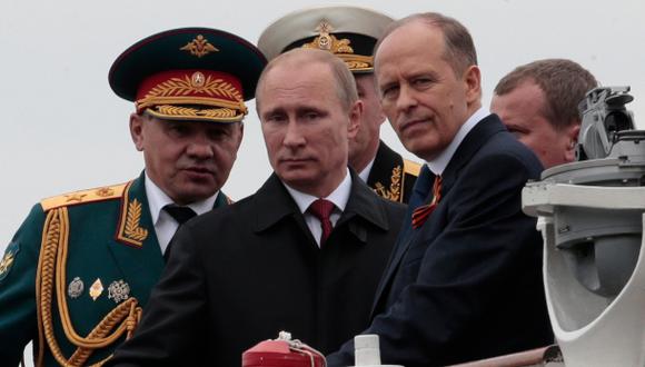 Putin llega a Crimea y preside desfile militar