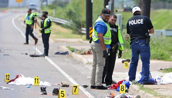 Los agentes del orden evalúan la evidencia en la escena donde el conductor de un Range Rover atropelló a una multitud, matando a siete personas en Brownsville, Texas. (John Faulk/Reuters).