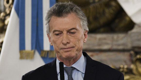 En esta foto de archivo tomada el 20 de agosto de 2019, el presidente de Argentina, Mauricio Macri, reacciona mientras toma juramento al recién nombrado ministro de Finanzas, Hernán Lacunza. (JUAN MABROMATA / AFP).