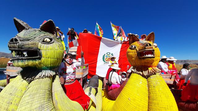 Puno: mujeres uros pasean bandera en balsas como saludo por Fiestas Patrias. (Foto: cortesía)