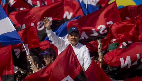 El presidente de Nicaragua, Daniel Ortega, flanqueado por sus simpatizantes. (EFE).