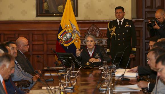 El presidente ecuatoriano Guillermo Lasso (C),lidera el Consejo de Seguridad Pública y del Estado (Cosepe), el 27 de abrild e 2023, en el Palacio de Carondelet en Quito, Ecuador. (Foto de José Jácome / EFE)