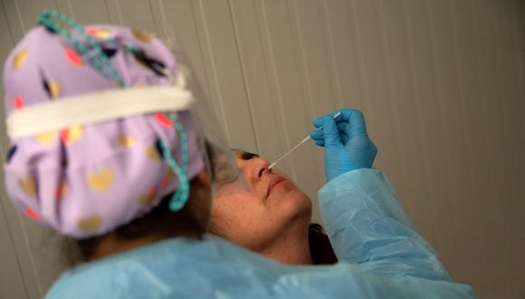 Una trabajadora de salud hace una prueba de coronavirus antes de un concierto en Santiago de Chile, el 26 de agosto de 2021. (CLAUDIO REYES / AFP).