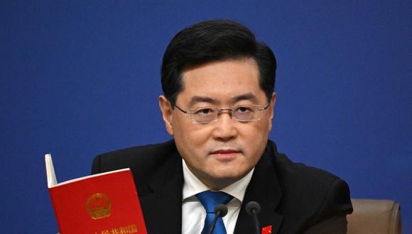 El ex ministro de Relaciones Exteriores de China, Qin Gang, sostiene una copia de la constitución de China en el Centro de Medios de la Asamblea Popular Nacional (APN) en Beijing el 7 de marzo de 2023. (Foto de NOEL CELIS / AFP)