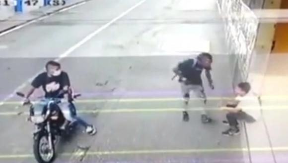 Ladrones roban a hombre que ya había sido asaltado 5 minutos antes por otros rateros en Cali, Colombia. (Captura de video).
