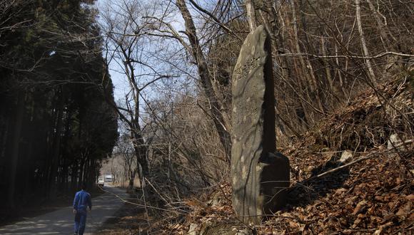 La piedra ubicada a las afueras de Aneyoshi advierte sobre los peligros de construir en zonas poco elevadas. (AP)