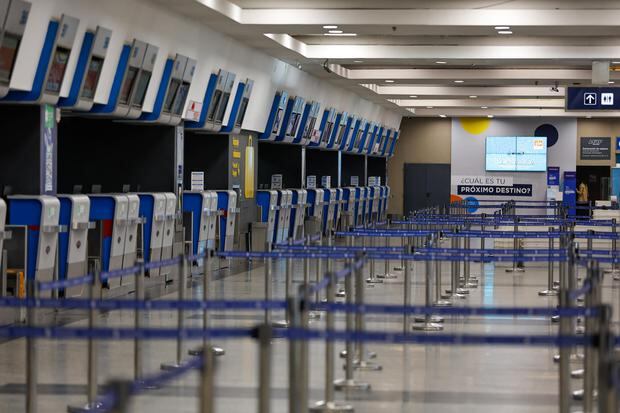 El aeropuerto Jorge Newbery de Buenos Aires vacío durante el paro general contra Milei. (EFE/Juan Ignacio Roncoroni).