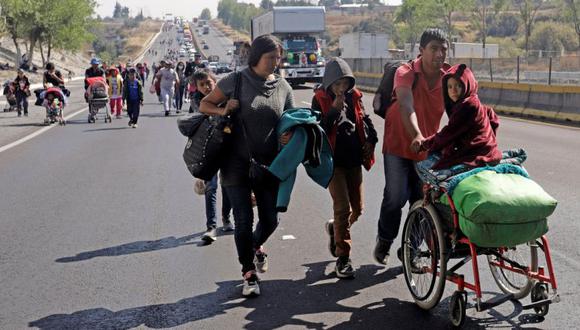Una familia de migrantes camina por el municipio de San Martín Texmelucan, en la autopista Puebla-México. (Foto: EFE/Hilda Ríos).