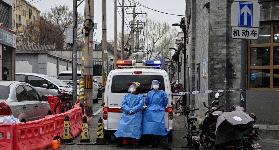 La policía acordona una calle después de que se detectaran nuevos casos confirmados de coronavirus en un área de Beijing, China, el 17 de marzo de 2022. (Jade GAO / AFP).