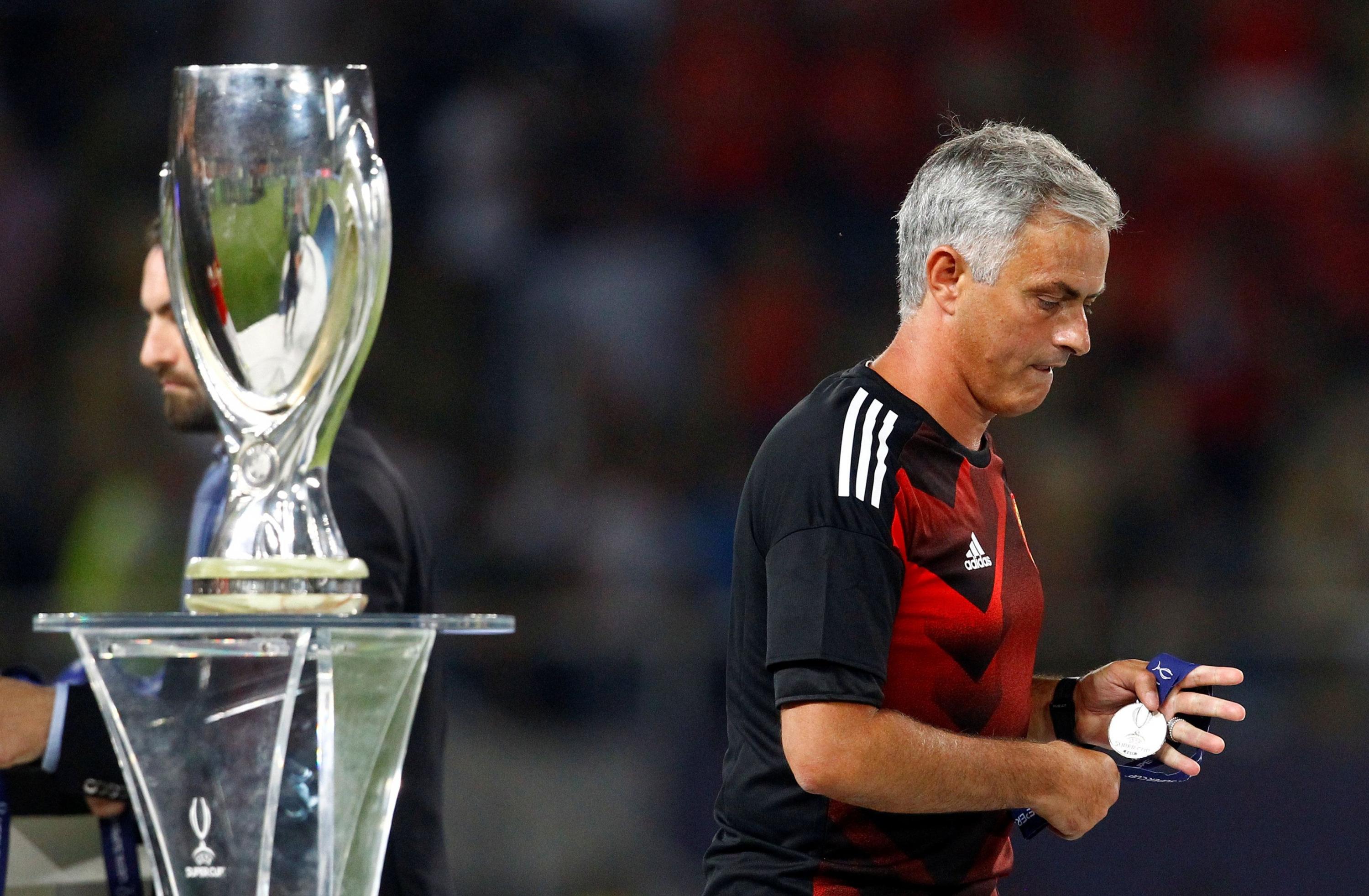 La imagen de Mourinho tras recibir la medalla al segundo lugar. (Foto: AFP/Reuters/AP/EFE)