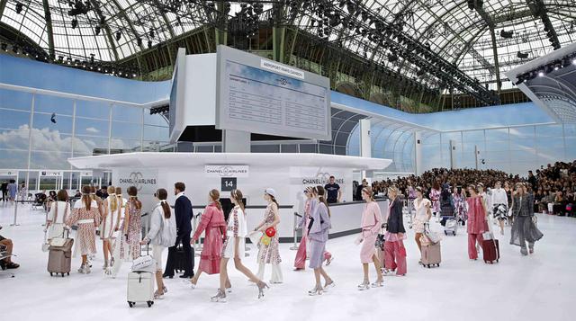 Chanel convierte la pasarela de París en un aeropuerto - 1
