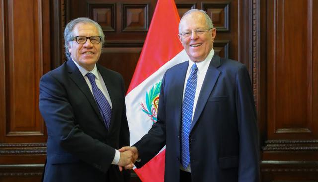 Luis Almagro, secretario general de la OEA, estuvo aproximadamente por una hora en Palacio de Gobierno. (Foto: Presidencia)