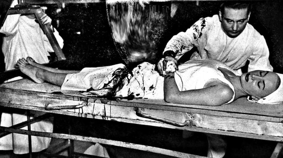 Vestido de cirujano, Richiardi Jr. hace el sangriento n&uacute;mero de la mujer cortada en dos, 1971. Para mayor realismo usaba verdadero plasma humano.