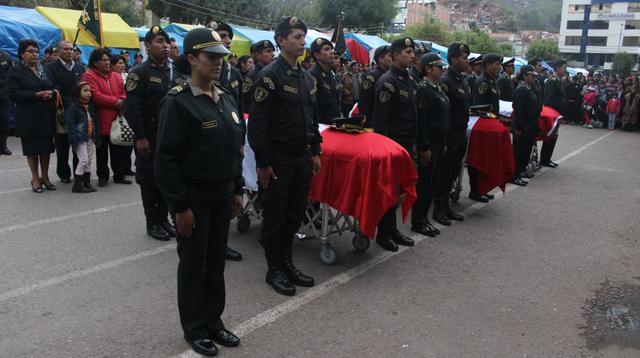 Cusco: rinden homenaje a policías fallecidos en Apurímac - 1
