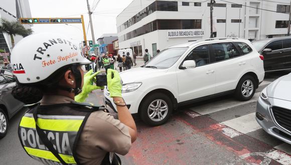 El cruce de Javier Prado con Canaval y Moreyra, en San Isidro, fue el punto elegido para realizar el primer operativo de tránsito de la policía nacional en alianza con El Comercio, como parte de nuestra campaña Zona Rígida (Foto: Dante Piaggio)