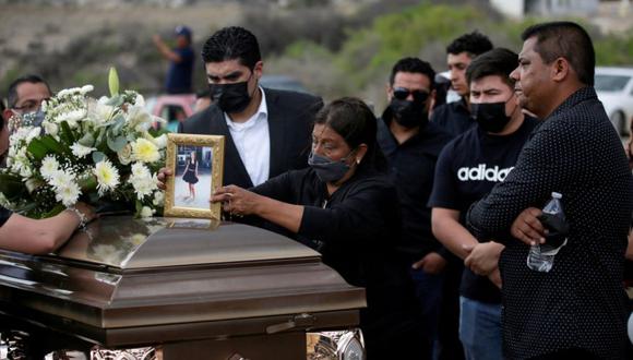 Familiares y amigos asisten al funeral de Debanhi Escobar, una estudiante de derecho de 18 años que desapareció el 9 de abril en medio de una serie de desapariciones de mujeres en la capital de Nuevo León, Monterrey, en Galeana, México.
