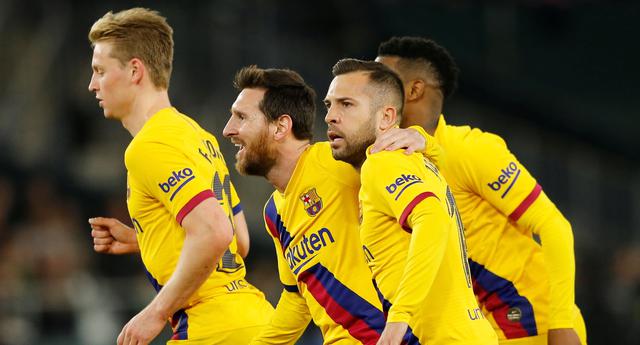 Messi arengó a sus compañeros. (Foto: AFP)