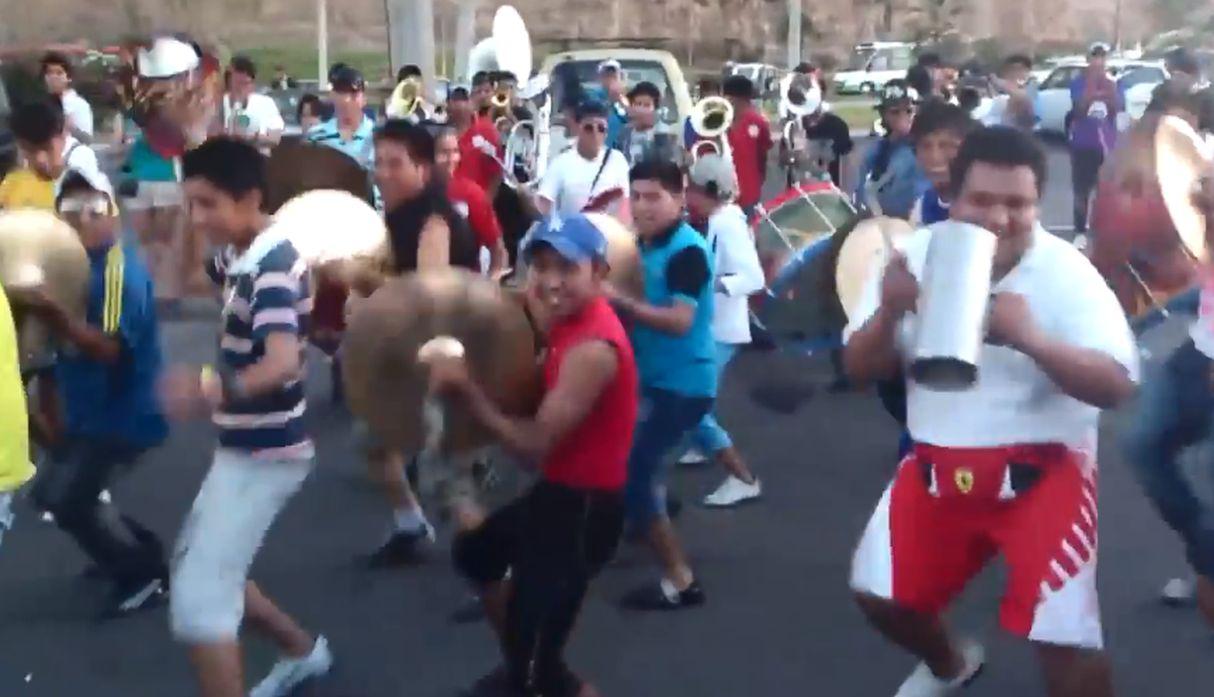 La Banda Proyección San Andrés de Bolivia regaló un show a sus seguidores en la vía pública y el video se hizo viral en Facebook. (Foto: captura)