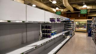 Qué hay detrás de las estanterías casi vacías en los supermercados de Estados Unidos