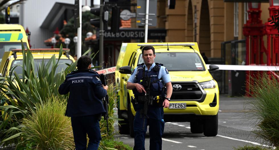 Agentes de policía acordonan una zona cercana al lugar de un tiroteo en el centro de Auckland. Un sujeto mató a dos personas en el centro de Auckland horas antes de la inauguración de la Copa Mundial de fútbol femenino. (Foto: AFP)