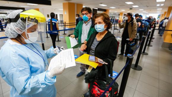 Si el vuelo sale de Lima u otra ciudad de nivel de alerta extremo, los pasajeros deben presentar una prueba molecular (PCR) o antígeno con resultado negativo.(Foto: AFP)