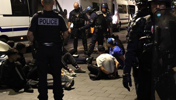 Personal policial detiene a los sospechosos en una calle de Niza, en el sureste de Francia, a fines del 1 de julio de 2023. (Foto de Valery HACHE / AFP)