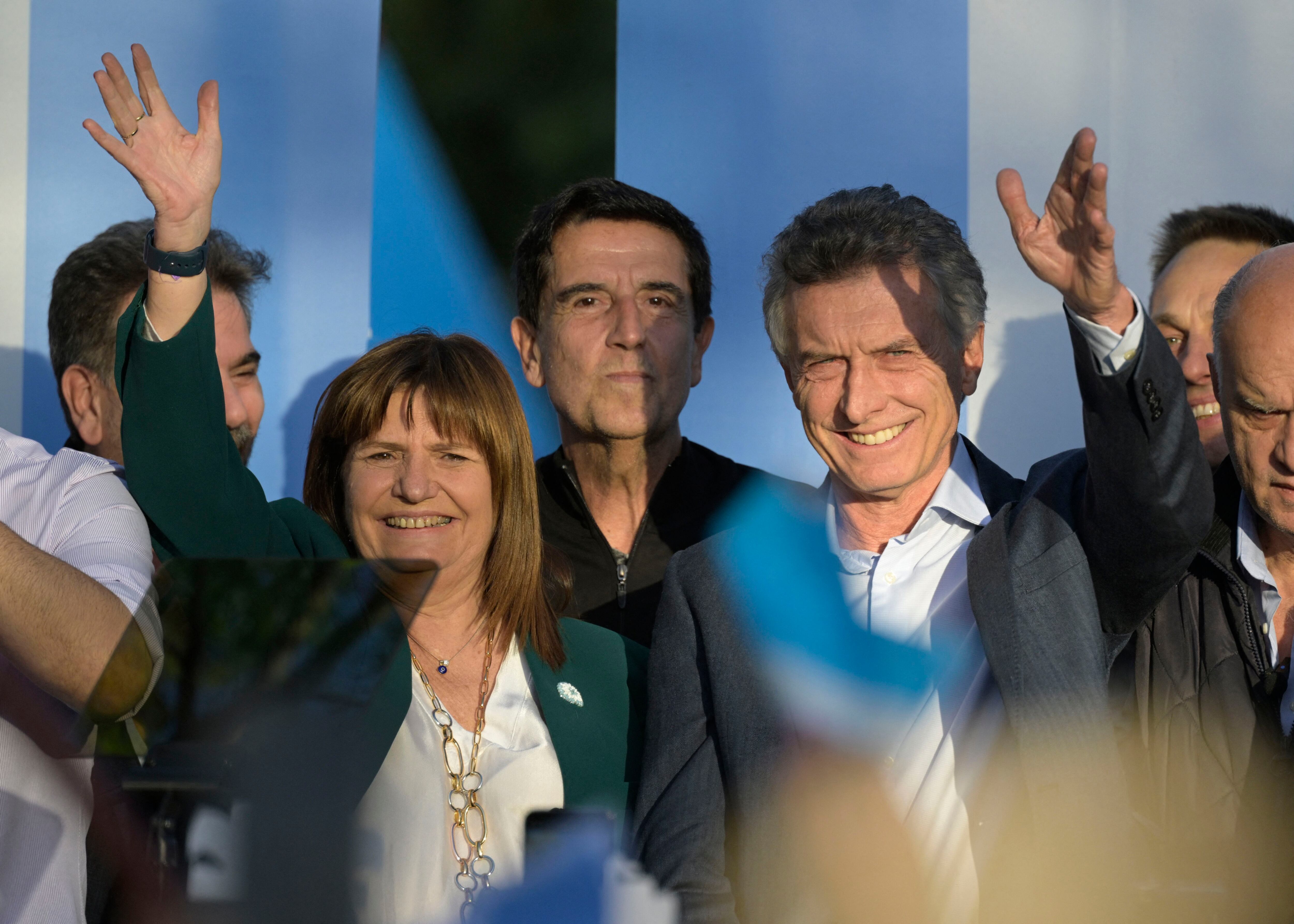 Patricia Bullrich and Mauricio Macri, from Together for Change, supported Javier Milei.  (JUAN MABROMATA/AFP).