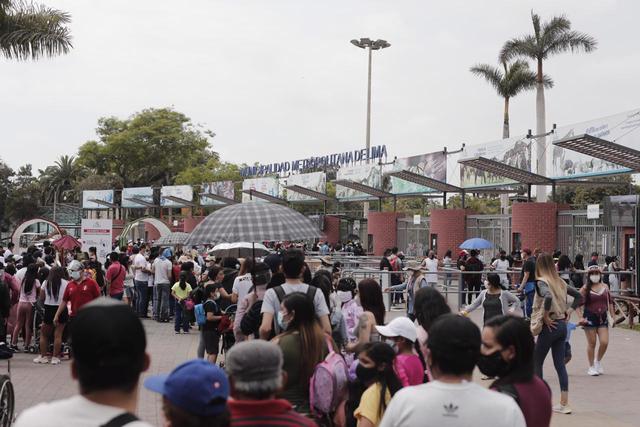 Desde tempranas horas del día, se reportaron largas colas en el ingreso al Parque de las Leyendas ubicado en el distrito de San Miguel. . (Fotos: Leandro Britto / @photo.gec)