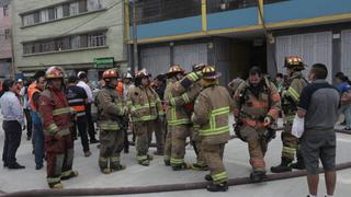 Bomberos controlaron incendio en una fábrica de telas en La Victoria 