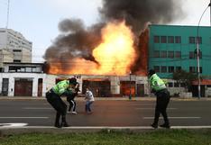 Cercado de Lima: bomberos controlaron incendio en feria artesanal de Av. 28 de julio | VIDEO