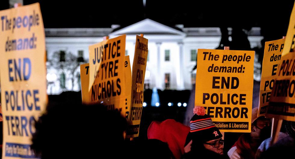 Dozens of people protest in front of the White House for the death of a young African-American