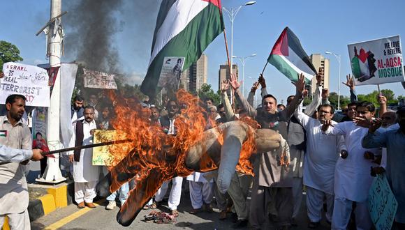 Manifestantes gritan consignas y queman la efigie del primer ministro israelí, Benjamin Netanyahu, mientras participan en una manifestación  en solidaridad con Palestina el 21 de mayo de 2021en Pakistán. (Foto: Aamir Qureshi/ AFP).
